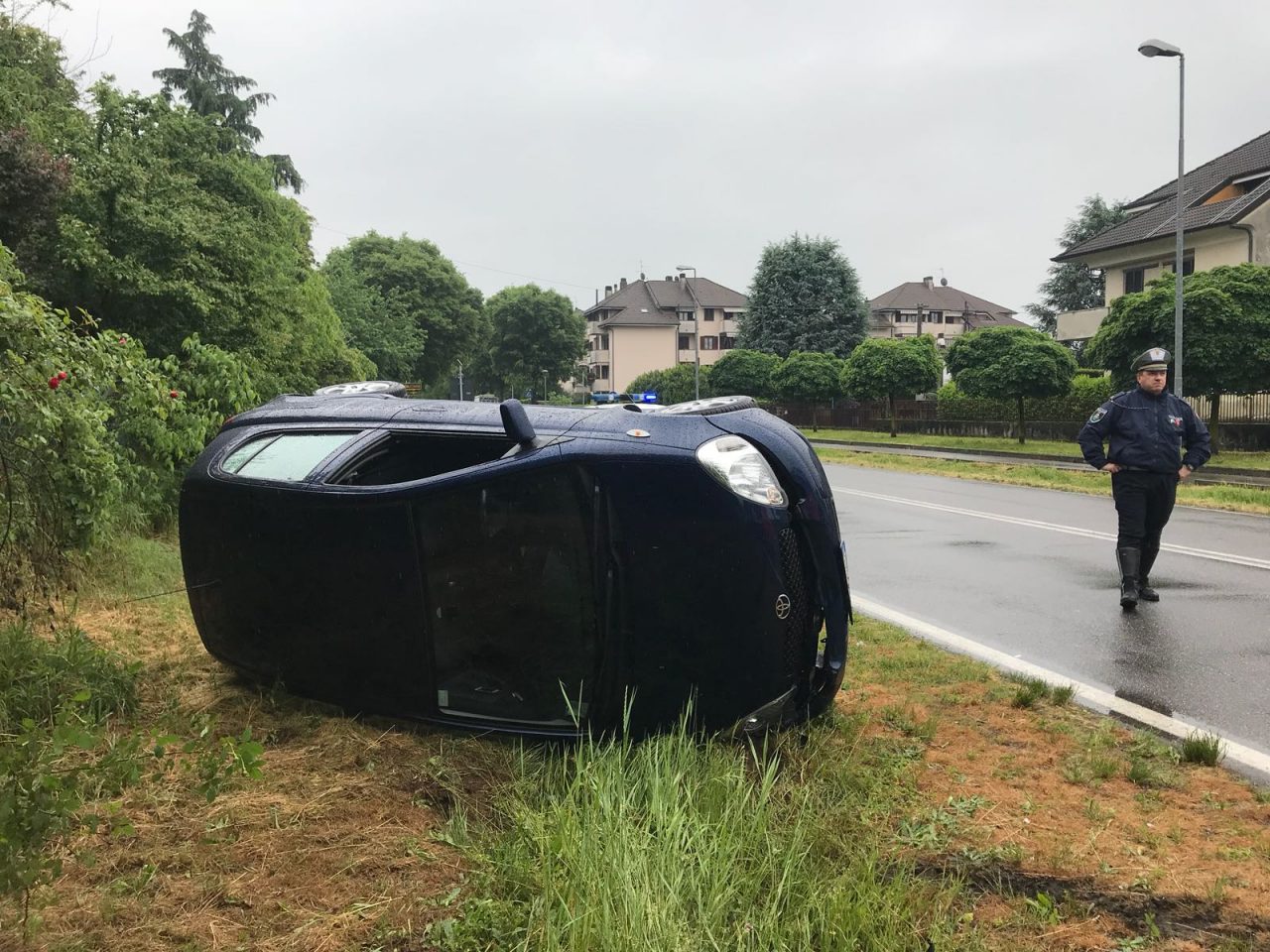 Agrate, spettacolare ribaltamento in via Kennedy VIDEO