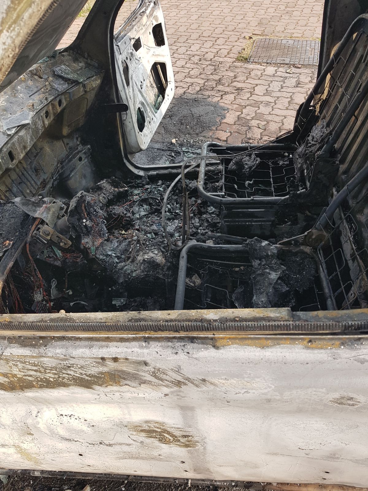 Auto in fiame in via Dossetti a Bellusco