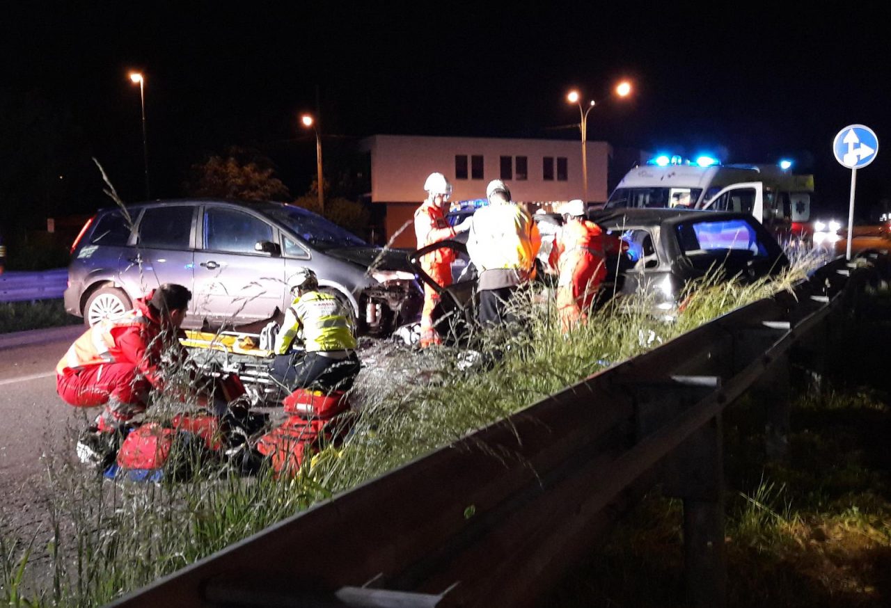 Due feriti nell’incidente tra due auto ad Arosio (LE FOTO)