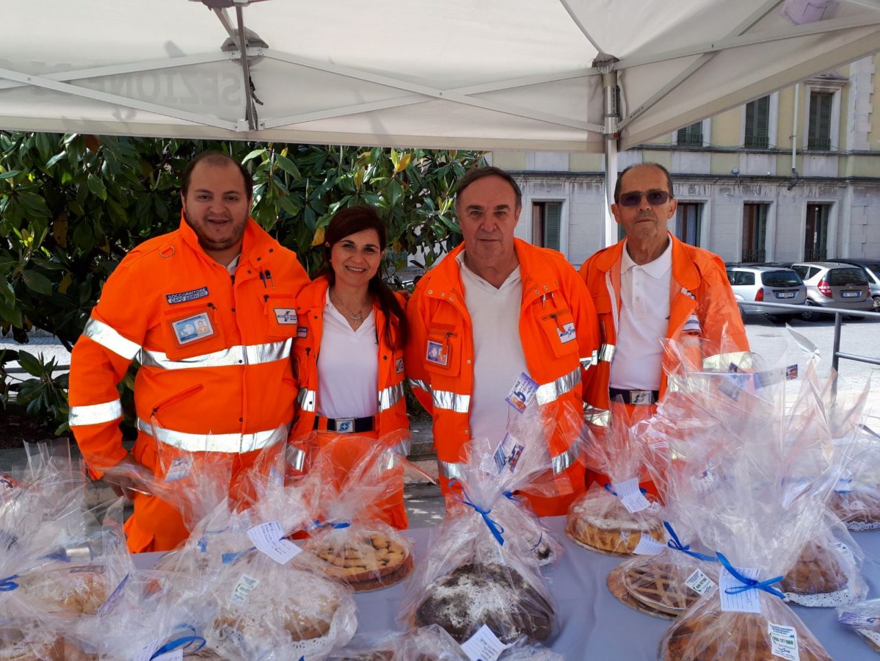 A ruba le torte della Croce bianca per la festa della mamma (LE FOTO)