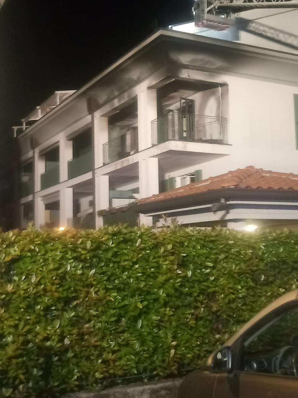 Balcone in fiamme intervengono i Vigili del Fuoco