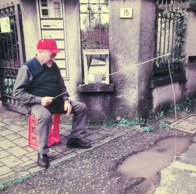 Nella buca di via delle Rose si può… pescare