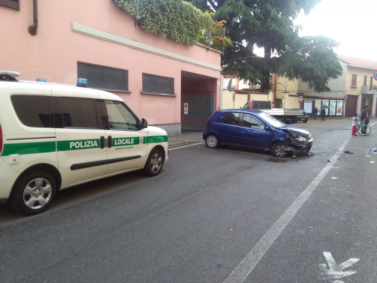 Scappa e abbandona l’automobile dopo lo schianto: beccata