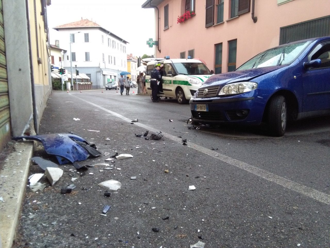 Si schianta e abbandona l’auto: ora è caccia all’uomo – VIDEO E FOTO