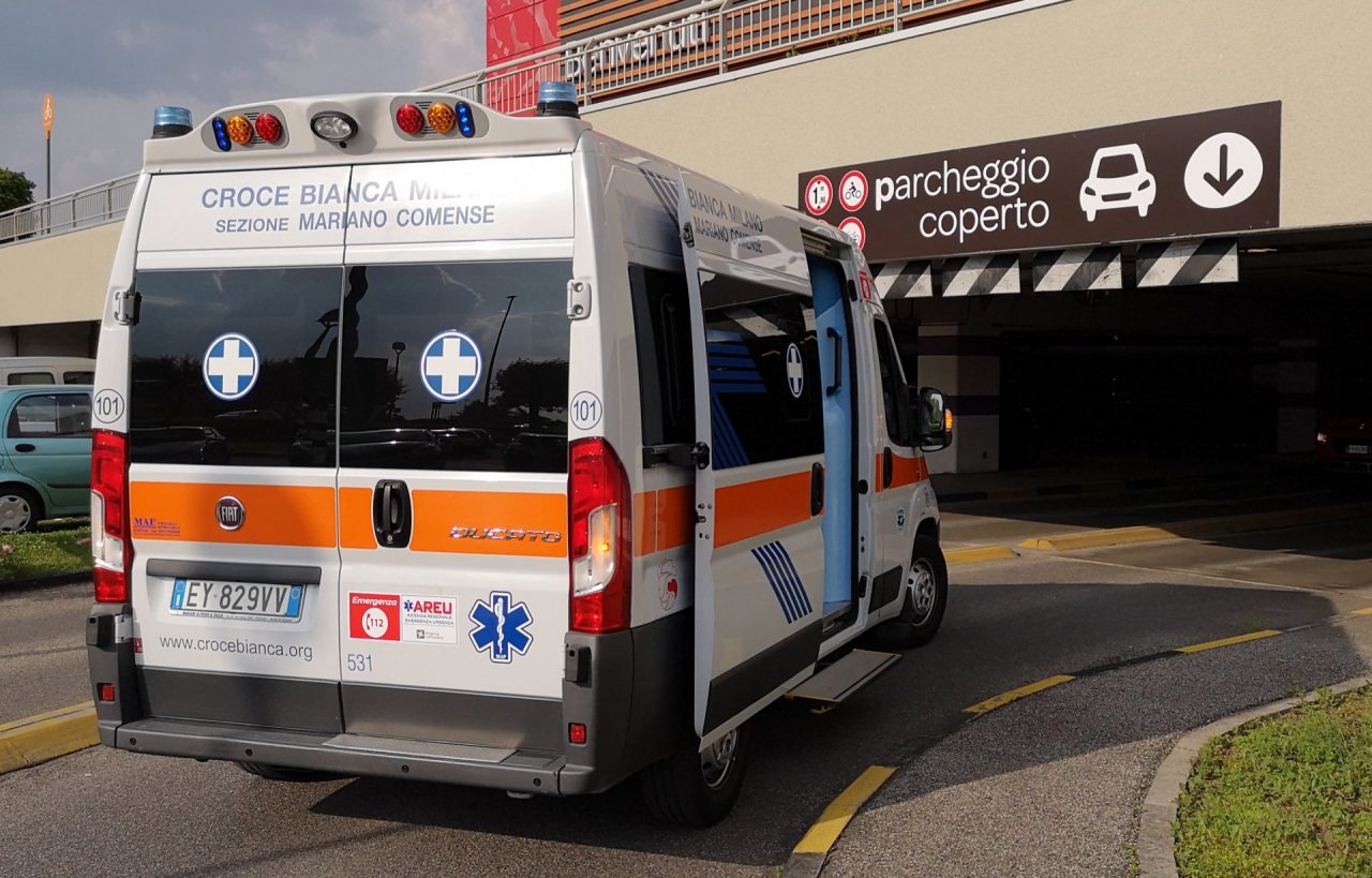 Finisce con l’auto contro un palo, soccorsi al Carrefour di Giussano