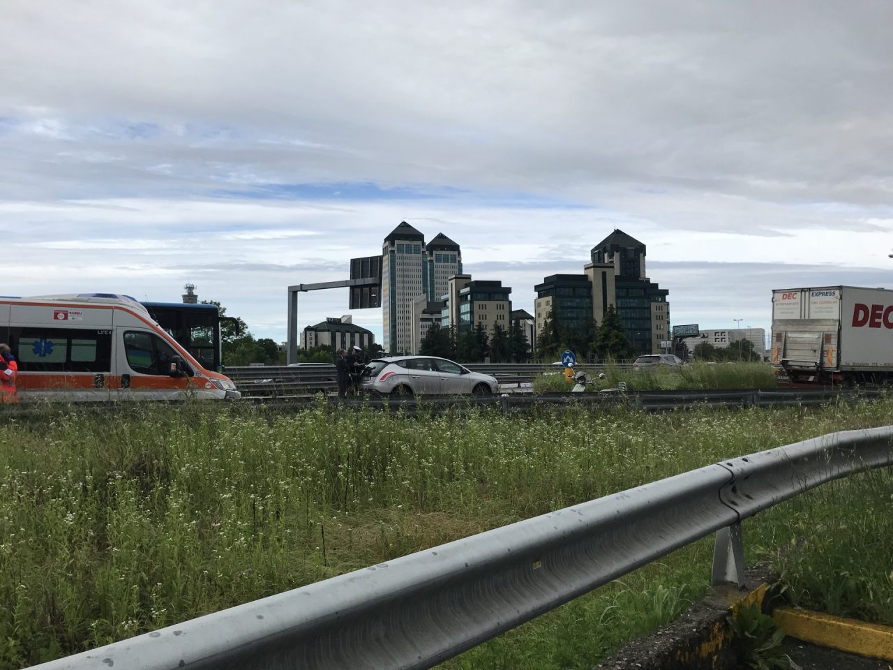 Auto contro scooter, donna in ospedale