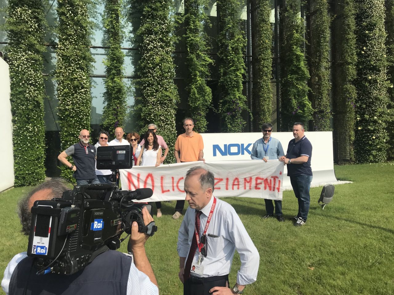 Lo sciopero dei lavoratori Nokia contro i licenziamenti VIDEO