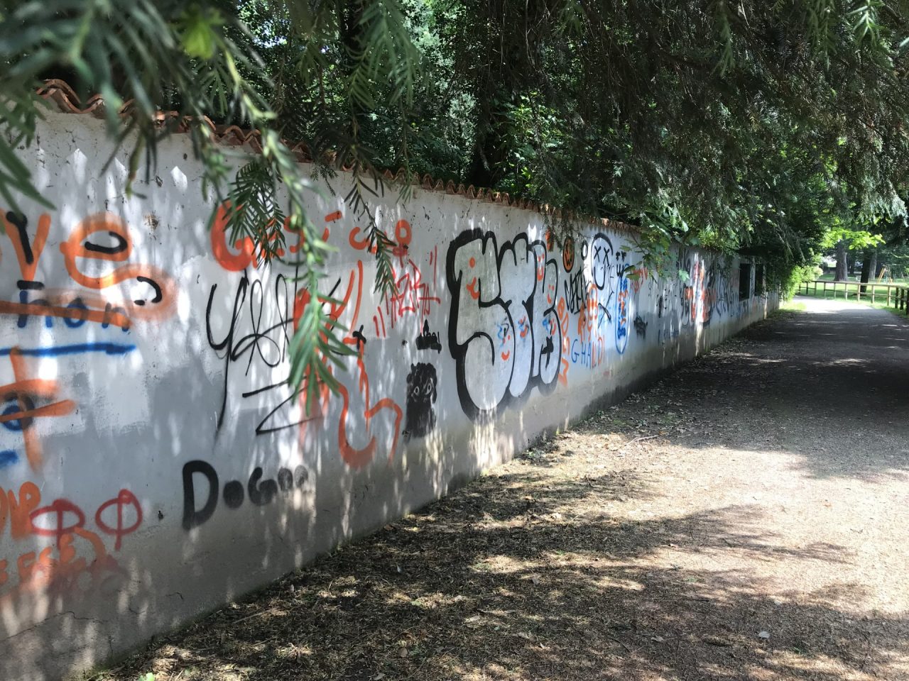 Il muro del parco, imbiancato dai volontari, di nuovo imbrattato VIDEO E GALLERY