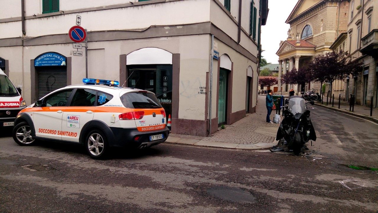 Motociclista travolto da un’auto in via Lecco