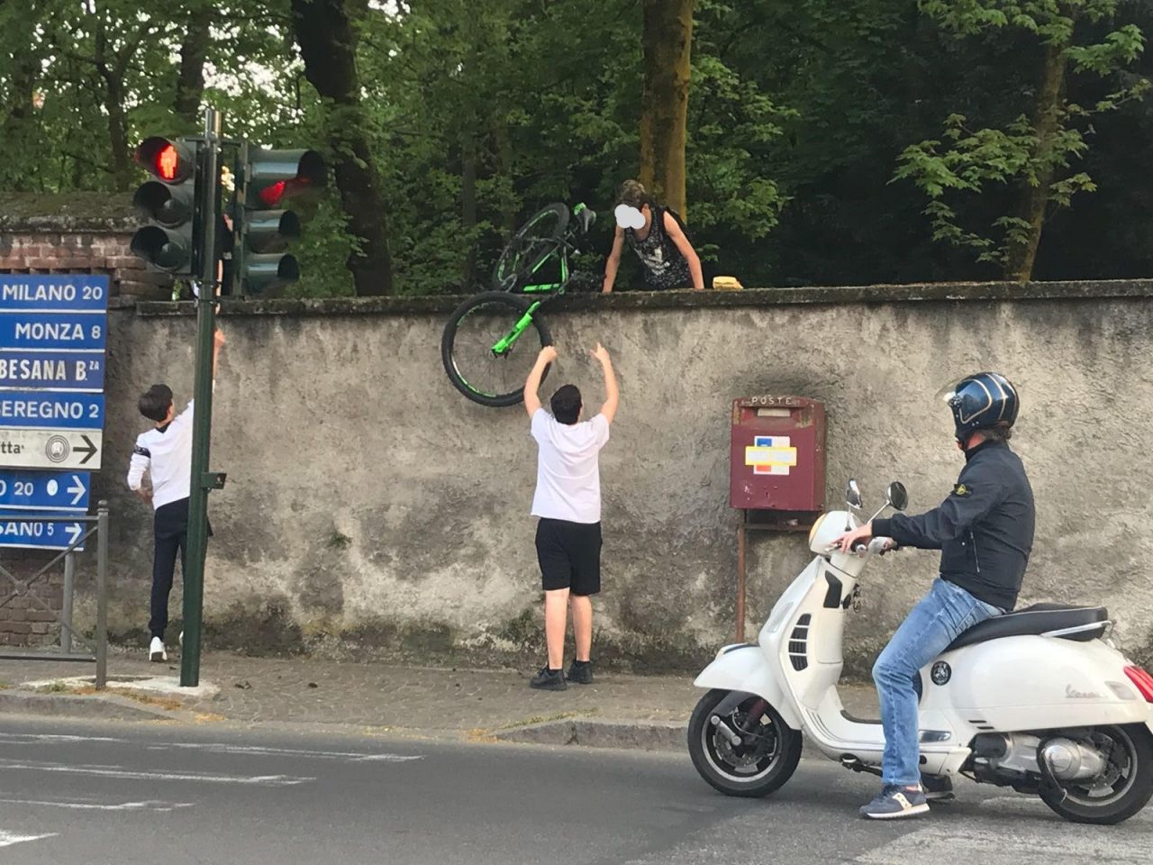 Carate, il parco è chiuso ma si esce scavalcando