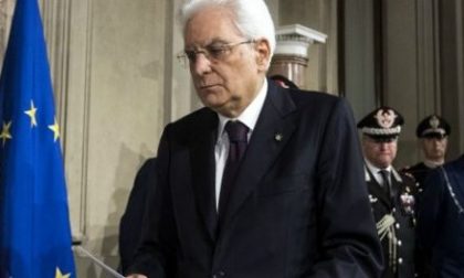 Striscione contro Mattarella rimosso dai Carabinieri: "Traditore"