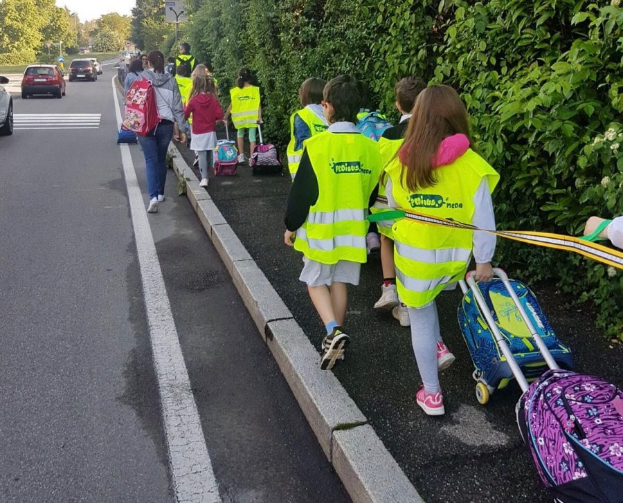 Sabato a scuola a Usmate si festeggia il pedibus e i suoi volontari