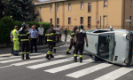 Auto ribaltata all’incrocio, due bambini soccorsi FOTO