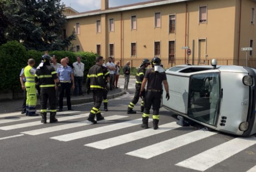 Auto ribaltata all’incrocio, due bambini soccorsi FOTO