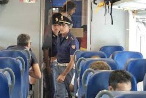 Aggressioni sui treni: passeggero prende a pugni capotreno e guardia giurata