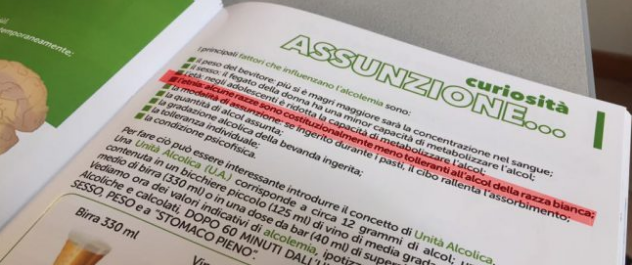 Educazione stradale: nel libretto del Comune si parla di “razze meno tolleranti all’alcol”