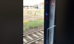 Incredibile treno viaggia con le porte aperte VIDEO