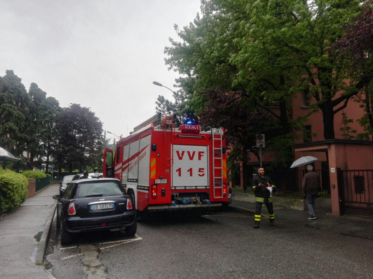 Il telefono di casa squilla a vuoto e il marito chiama Vigili del fuoco e Carabinieri