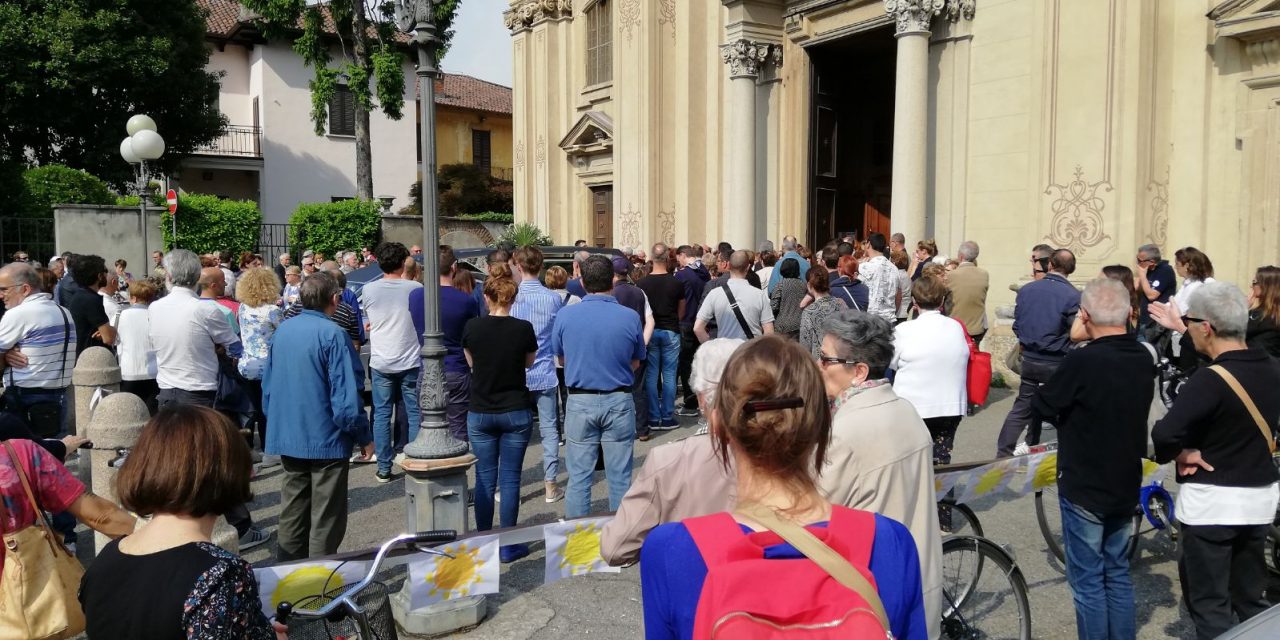 Vimercate si ferma per l’ultimo saluto a Mariasole
