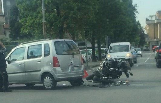 Incidente auto moto: coinvolta anche una giovanissima