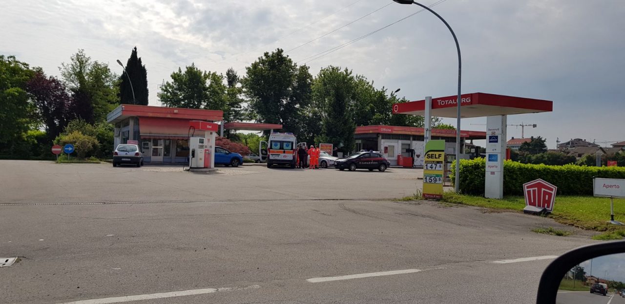 Rapina al distributore: ferita con un coltello la benzinaia FOTO