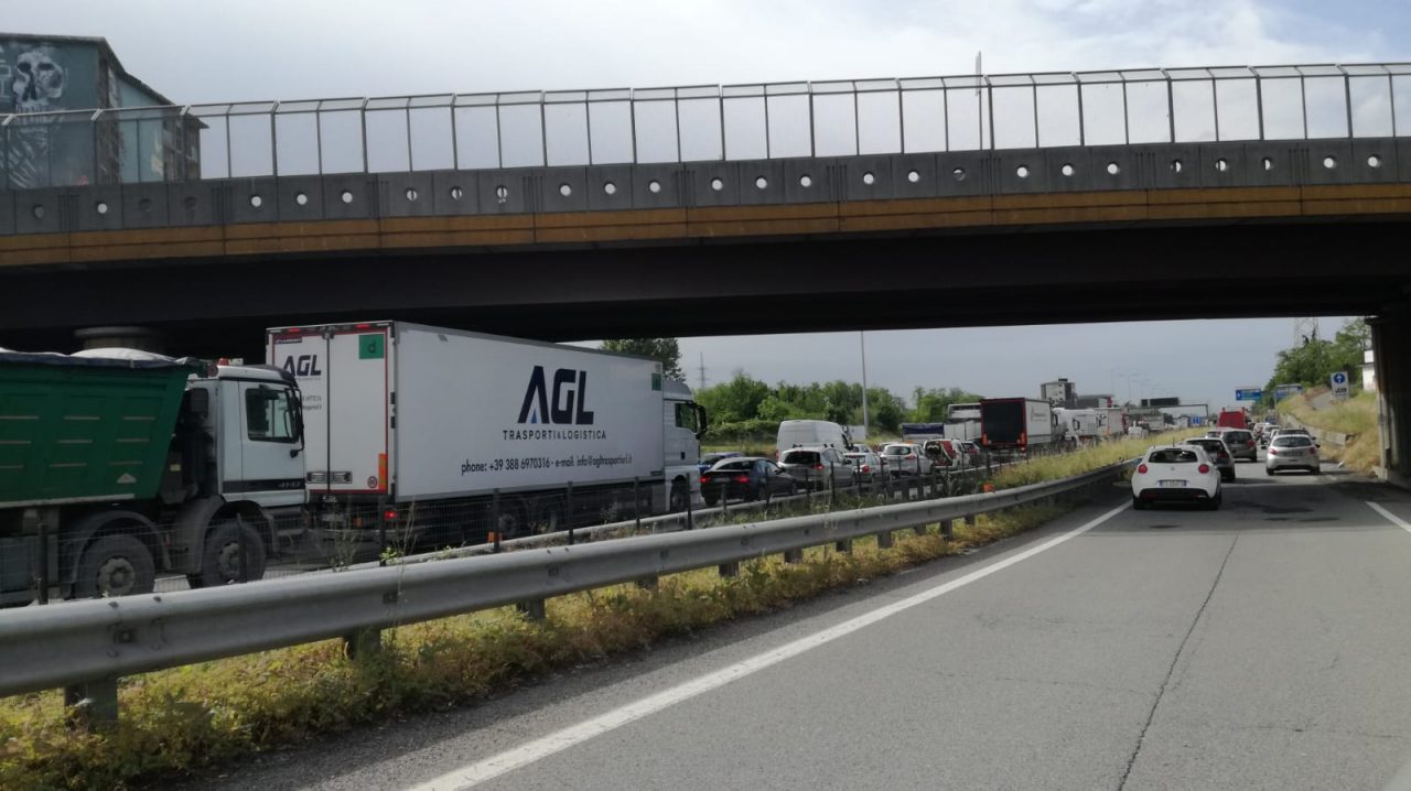 Tutti in coda in Valassina per un incidente