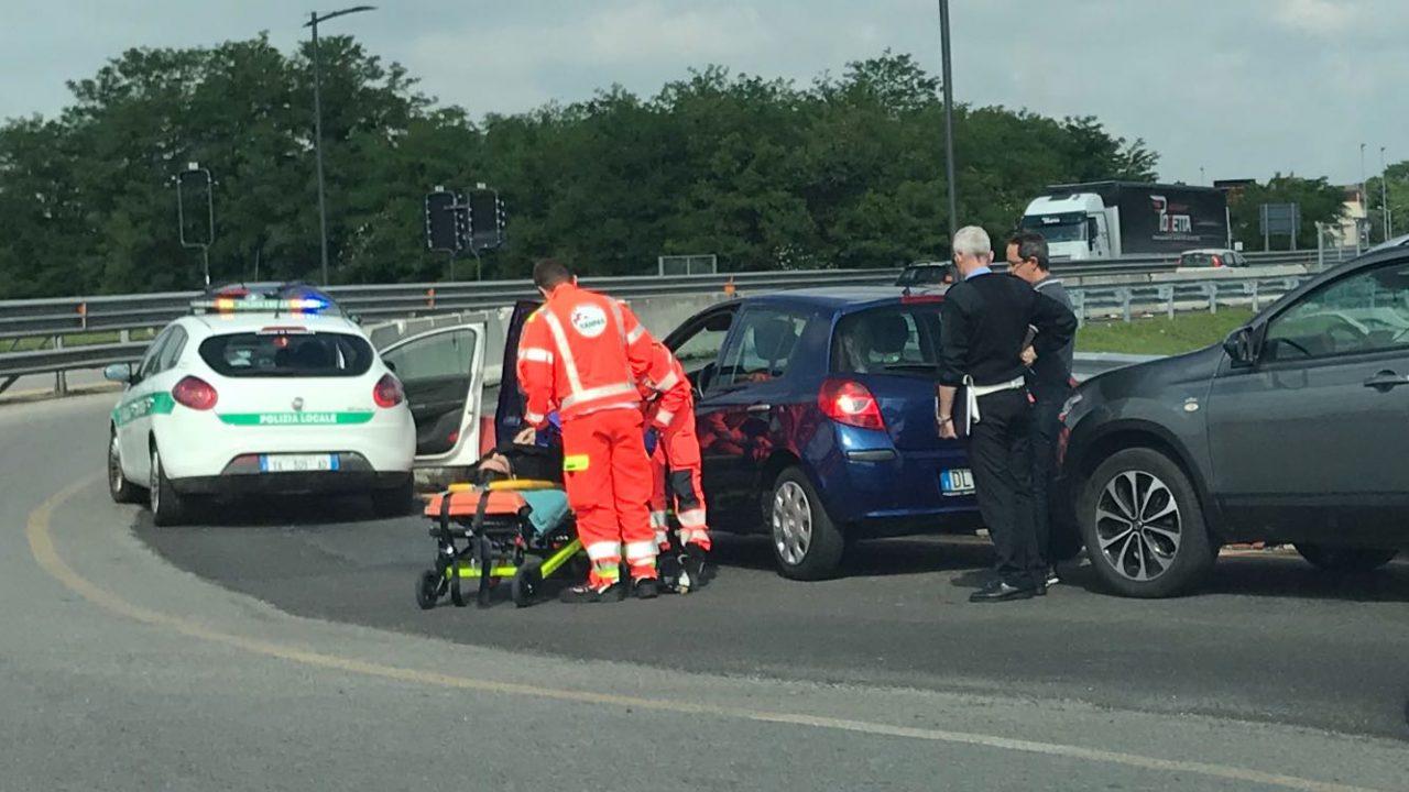 Vimercate: incidente alla rotatoria 48enne in ospedale