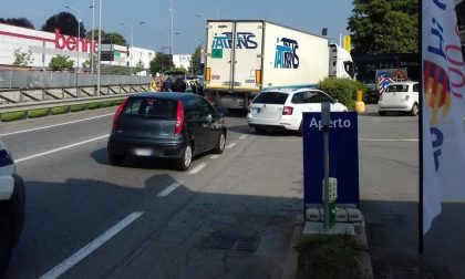 Lentate: incidente tra auto e tir manda in tilt la circolazione