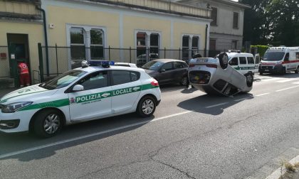 Giovane neopatentata si ribalta con l'auto GALLERY e VIDEO