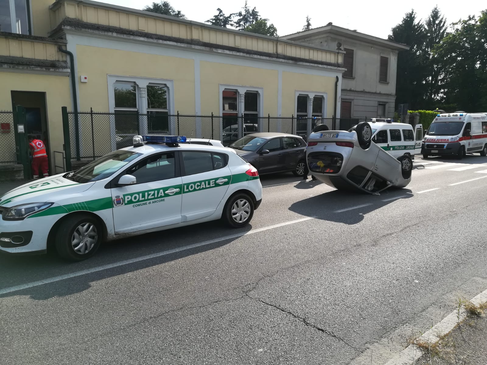 Arcore via Battisti auto ribaltata incidente