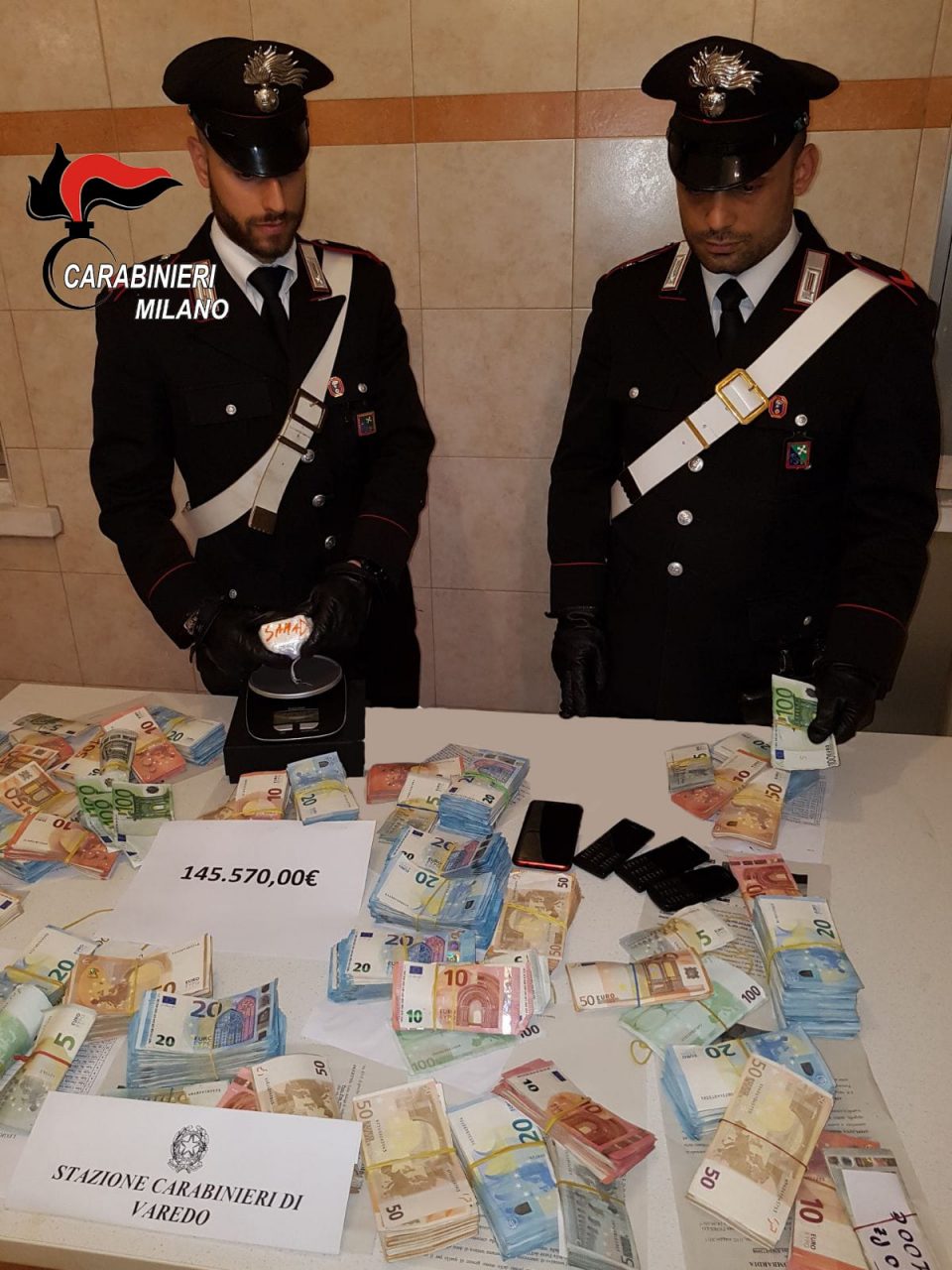 Irruzione dei  carabinieri in un appartamento in centro dove trovano cocaina e migliaia di euro
