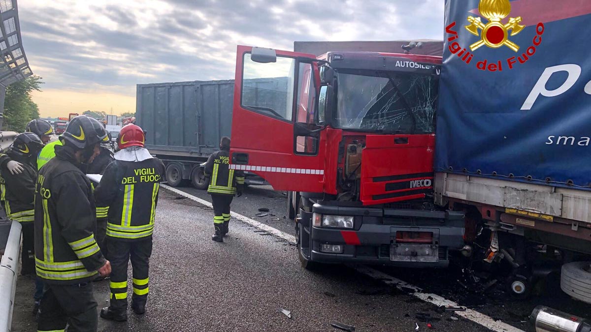 Incidente in Autostrada A4 con mezzo pesante: code verso Milano FOTO