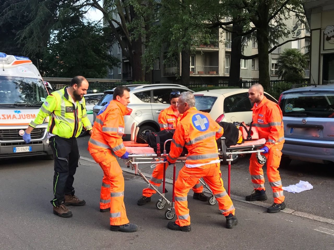 Incidente tra moto e bici in via San Gottardo: due feriti