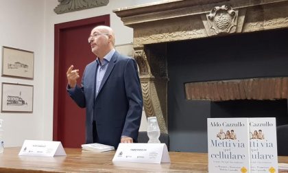 "Metti via quel cellulare", l'appello di Aldo Cazzullo ai suoi figli (e non) FOTO