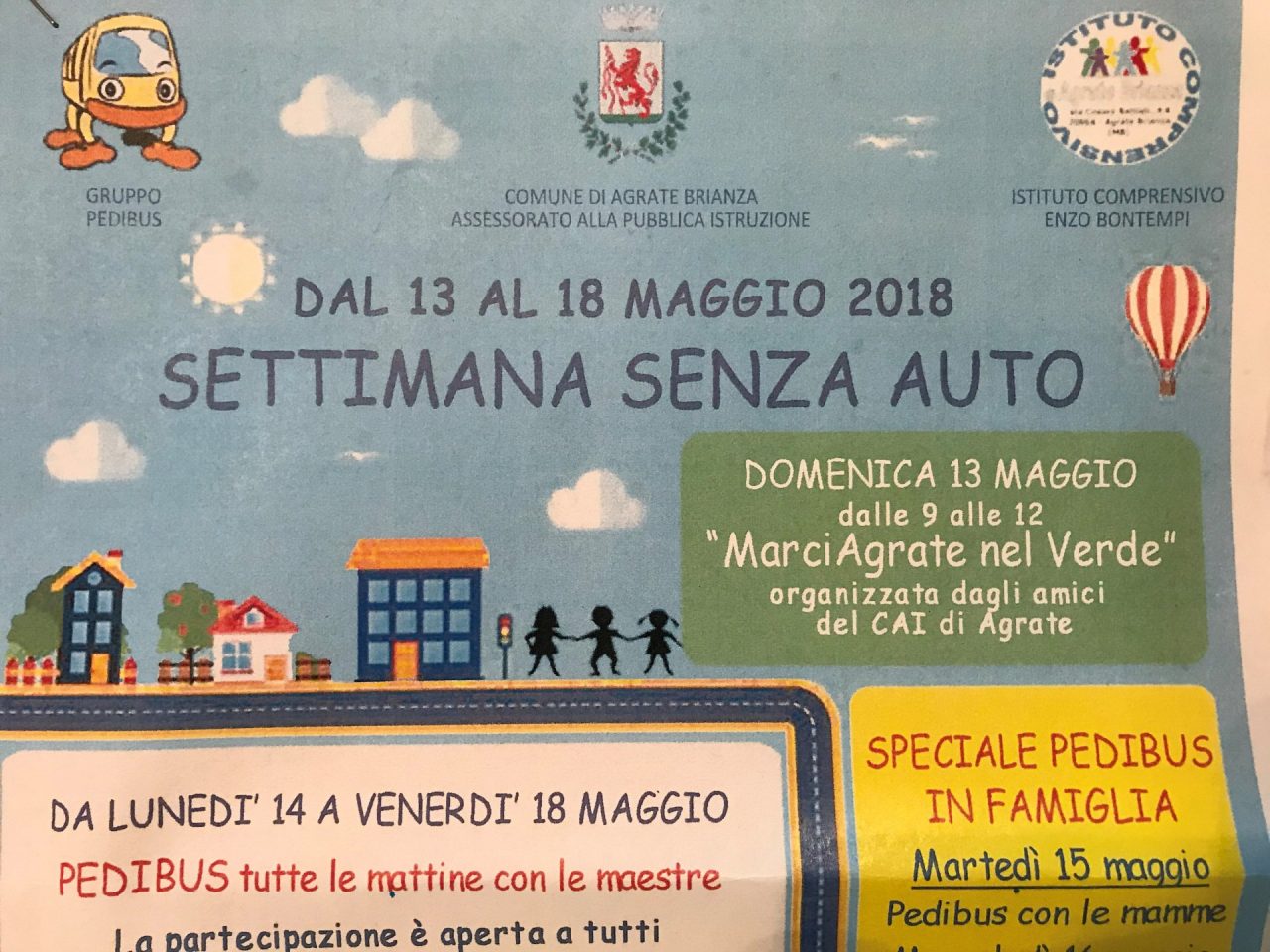 A scuola a piedi con mamma, papà e nonni