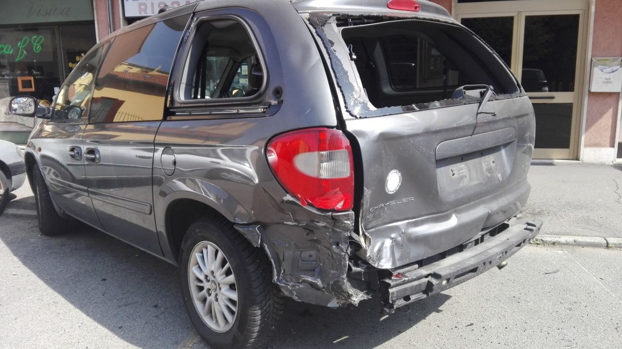 Follia all’alba, “strage” di auto – VIDEO