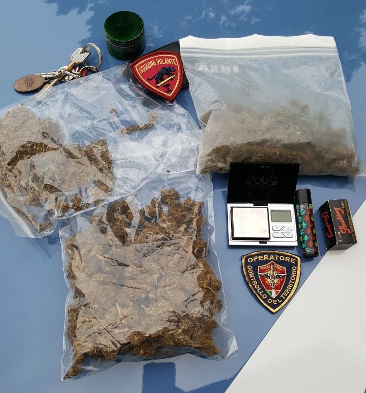 Polizia arresta 15enne: nello zaino un etto e mezzo di marijuana