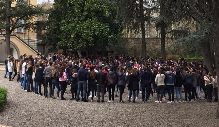 Bimba morta soffocata, cordoglio alle Canossiane