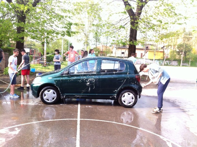Car wash in oratorio: i ragazzi a sostegno di Caritas
