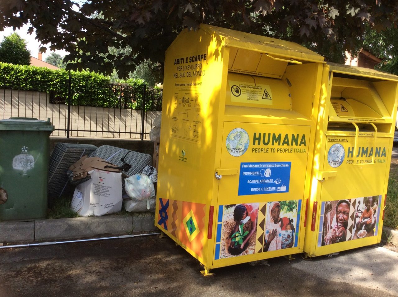 Rifiuti davanti ai cassonetti dell’Humana e persone sorprese a rovistare