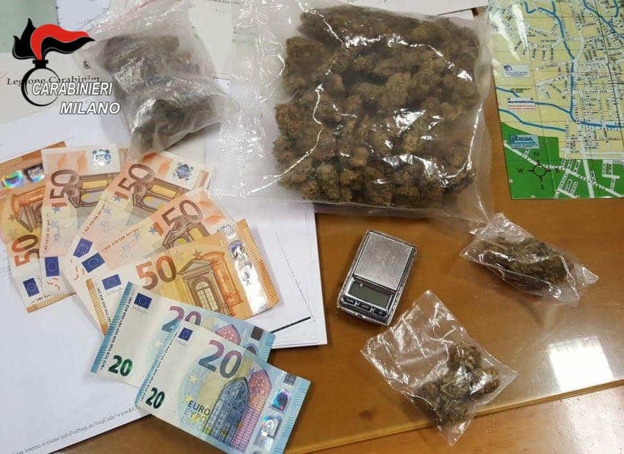 Droga in auto e in casa: in manette spacciatore