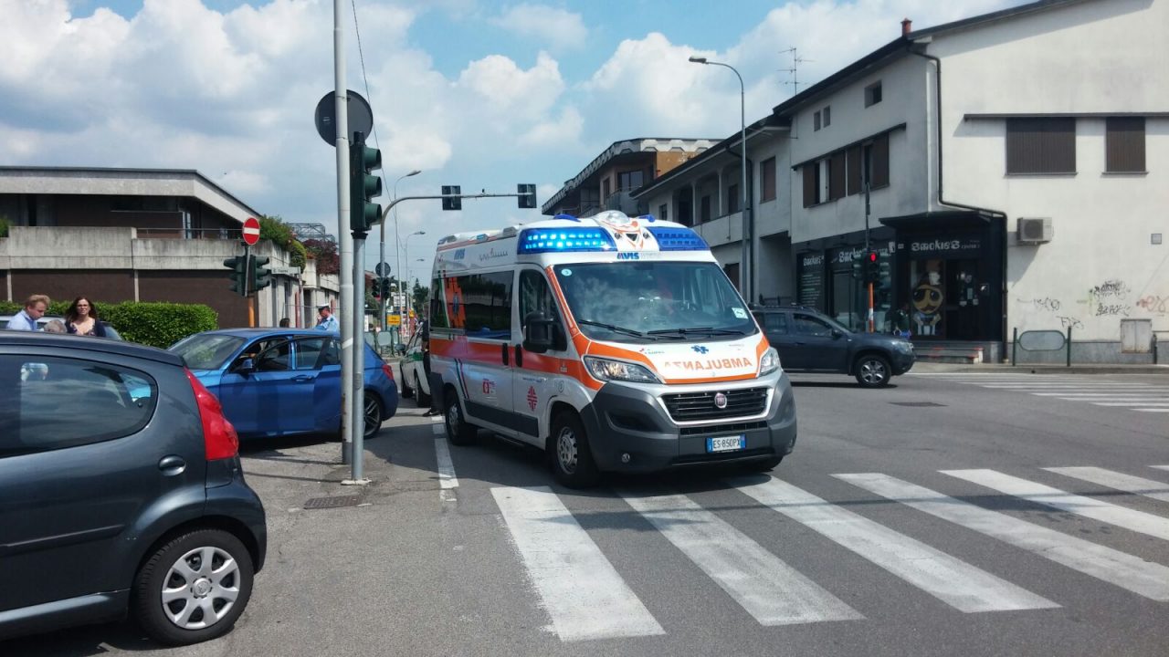 Incidente auto moto, 36enne in ospedale