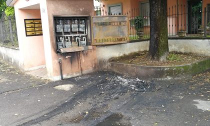 A Seregno auto in fiamme nel quartiere Crocione
