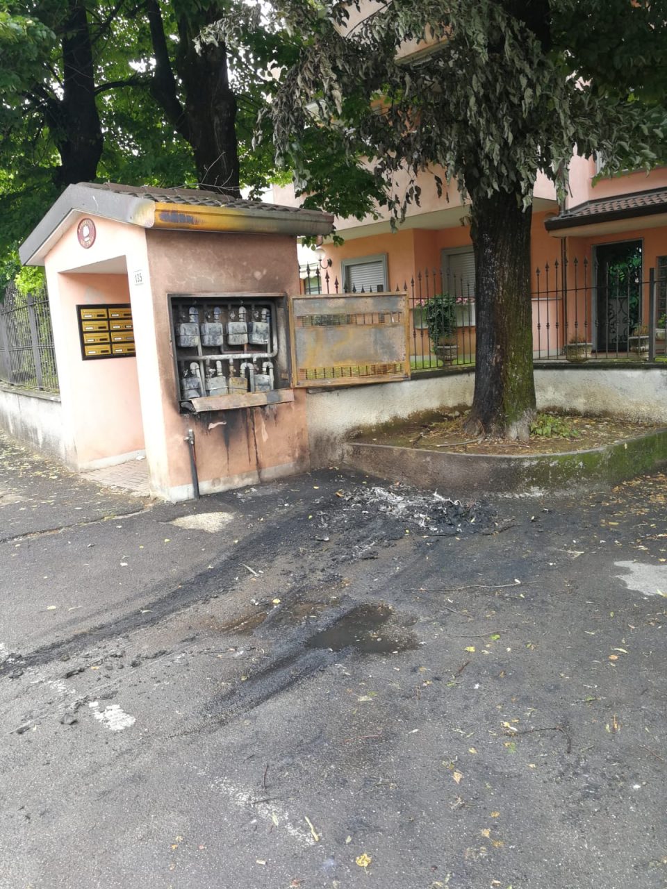 A Seregno auto in fiamme nel quartiere Crocione