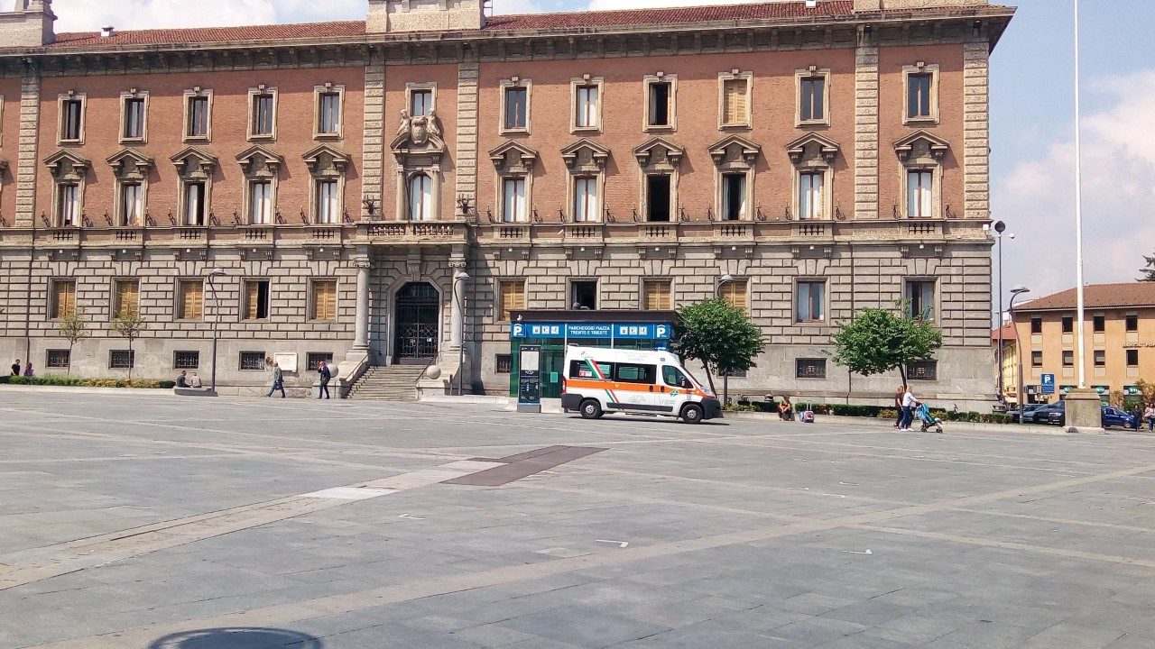 Malore nel parcheggio: 18enne in gravi condizioni