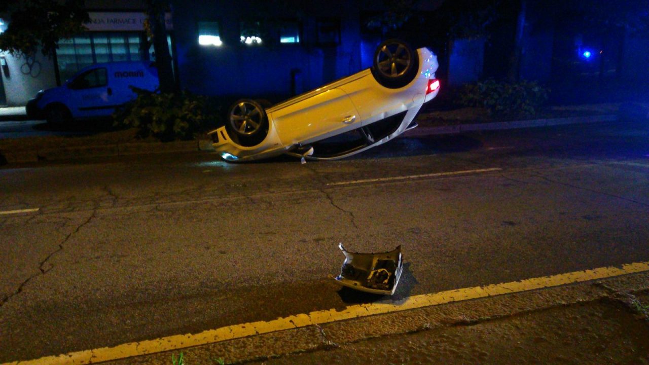 Ribaltamento con l’Audi: la corsa “impazzita” finisce contro un albero