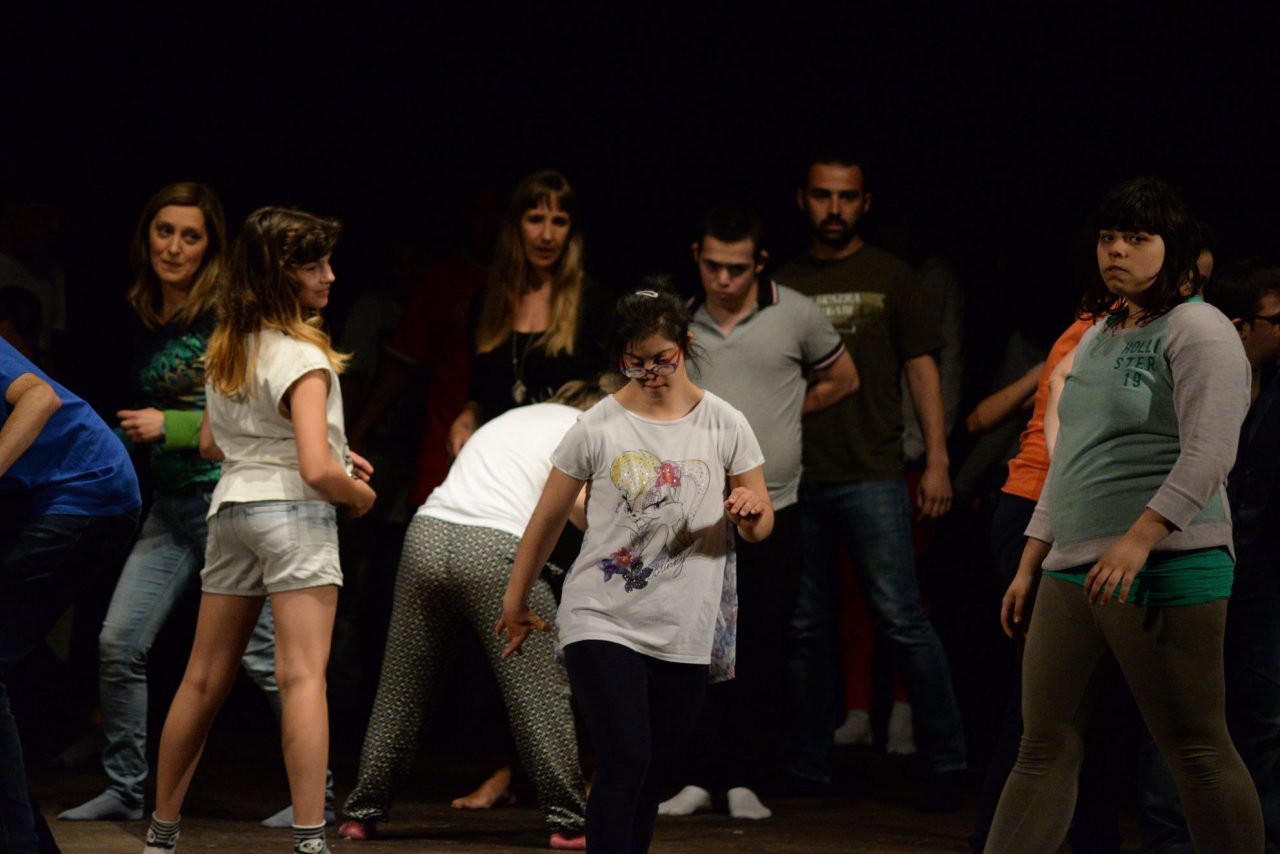 A piedi nudi sul palco del Manzoni VIDEO