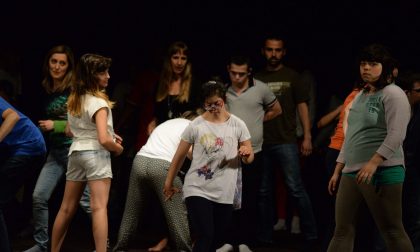 A piedi nudi sul palco del Manzoni VIDEO