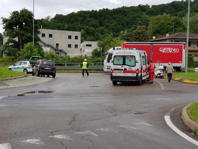 Scontro auto moto nel Comasco: ferita una 40enne di Carate