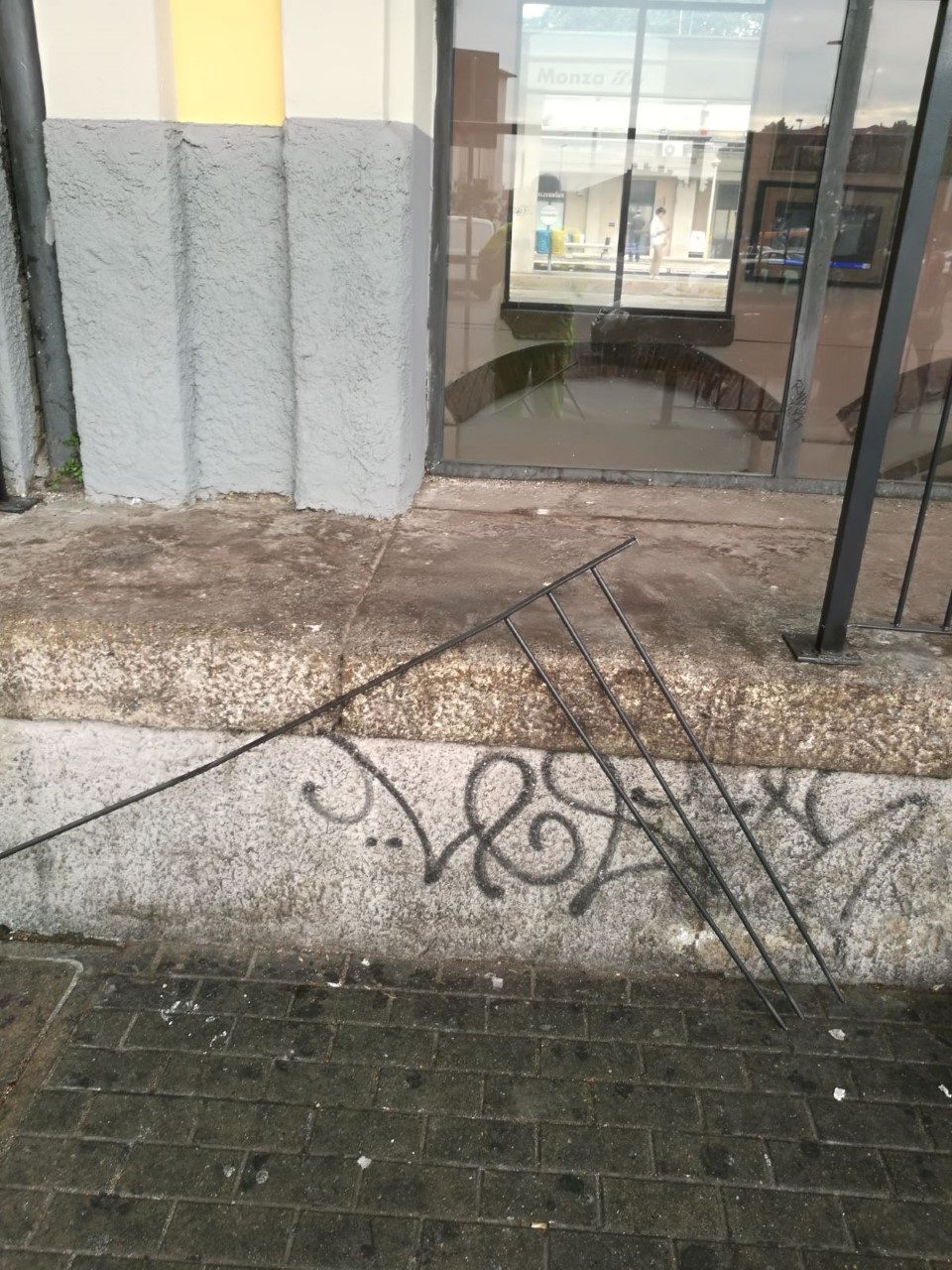 Stazione: vandalizzate le ringhiere antidegrado